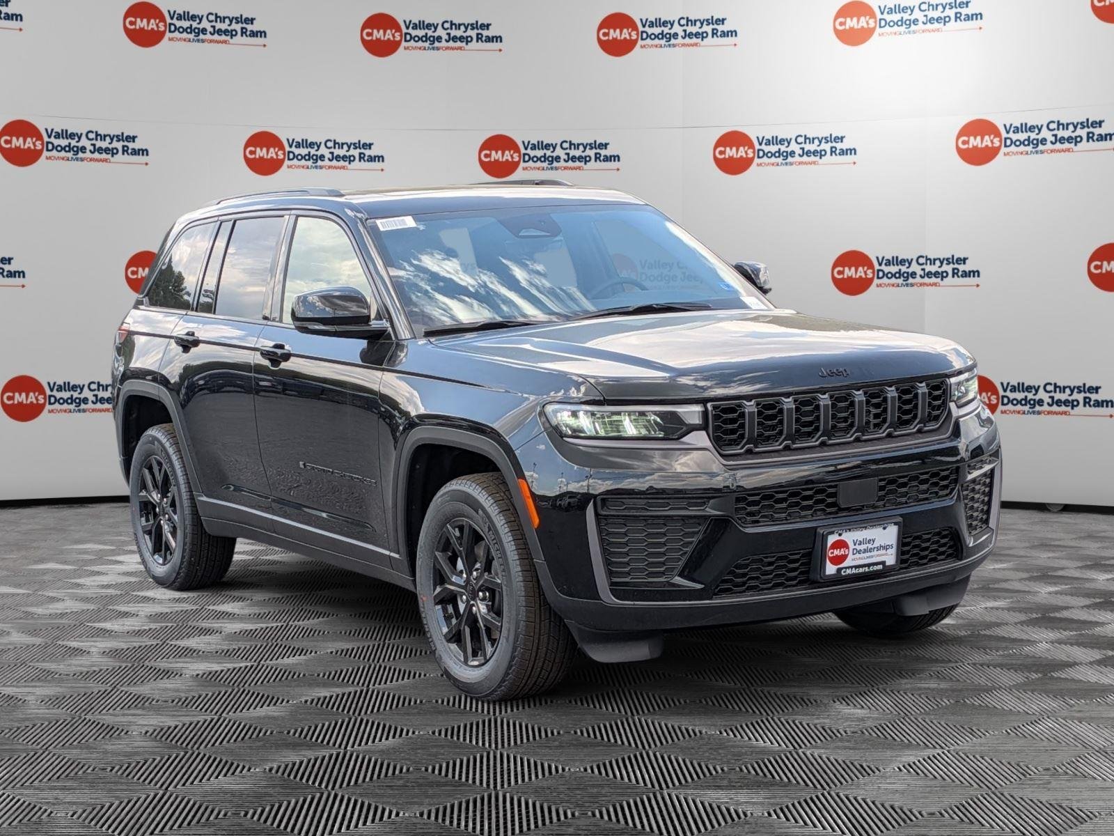 New 2026 Diamond Black Crystal Pearl-Coat Exterior Paint Jeep Laredo Altitude image 3