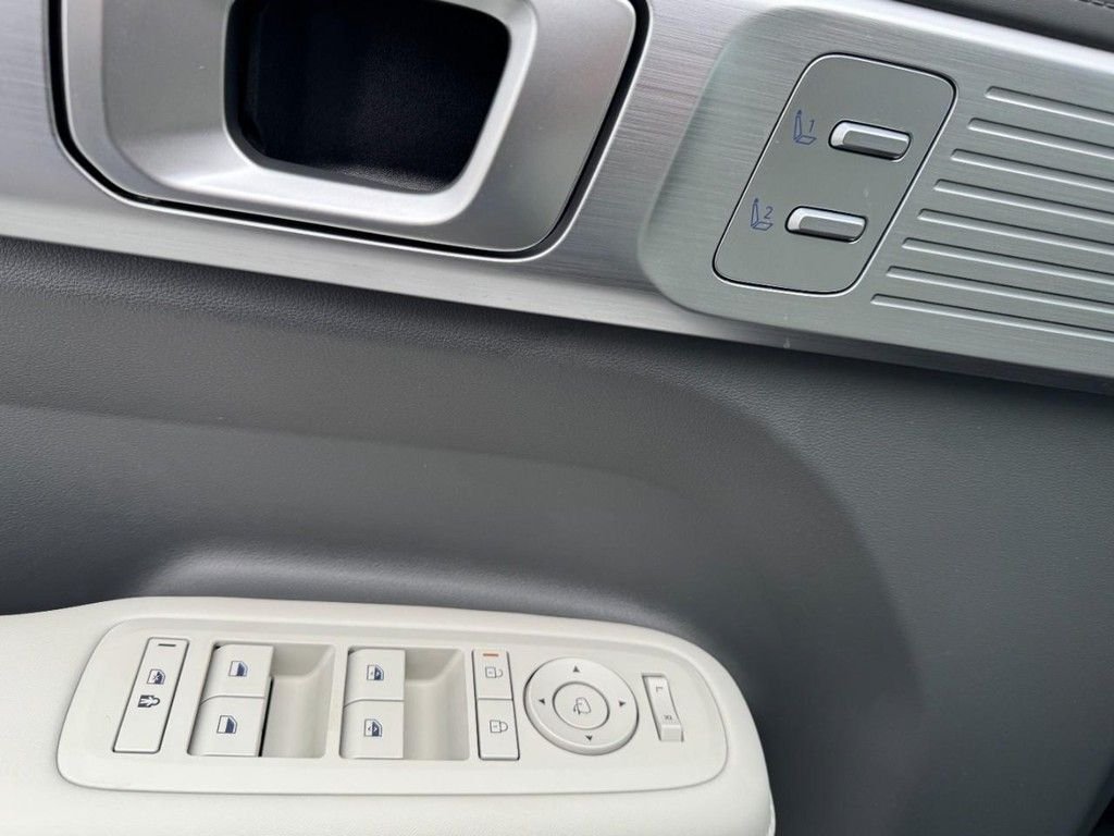 Used 2025 Green Hyundai Limited image 17