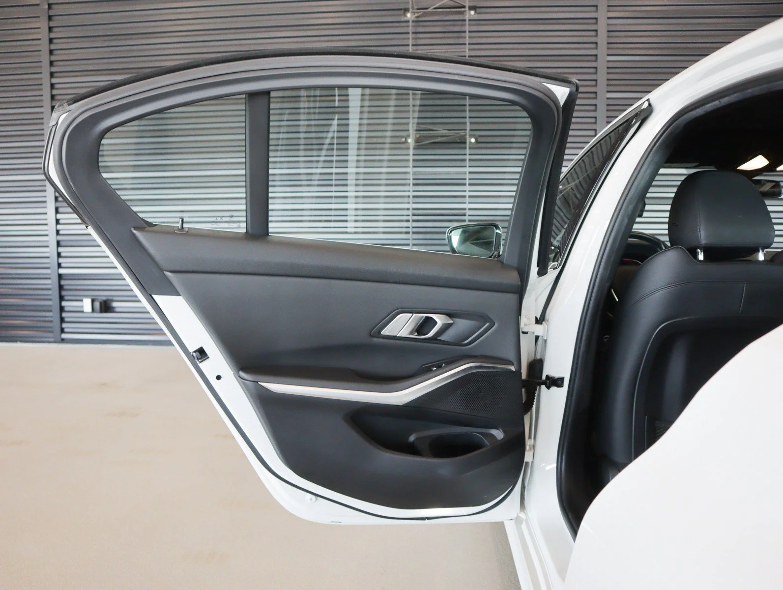 Used 2019 Alpine White BMW 330i image 23