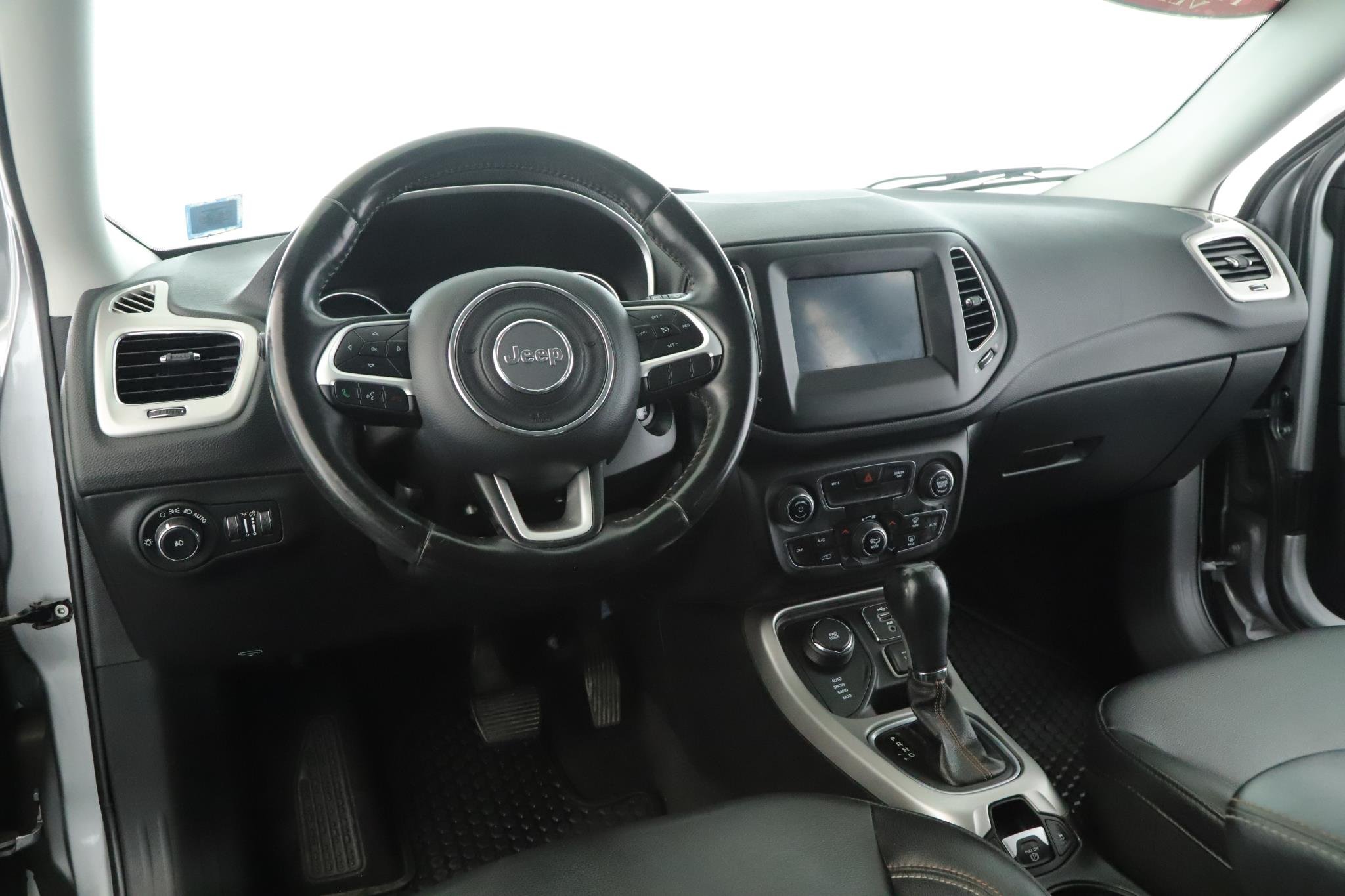 Certified 2019 Jeep Compass Latitude with VIN 3C4NJDBB4KT683710 for sale in Amityville, NY
