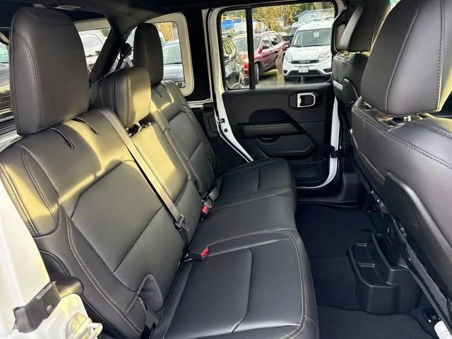 New 2026 Bright White Clear-Coat Exterior Paint Jeep Sahara image 10