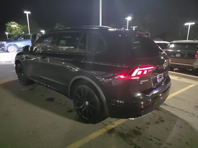 Used 2021 Deep Black Pearl Effect Volkswagen SE image 3