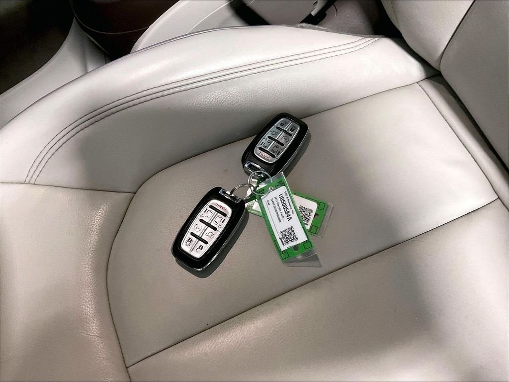 Used 2017 Black Chrysler Touring L image 31