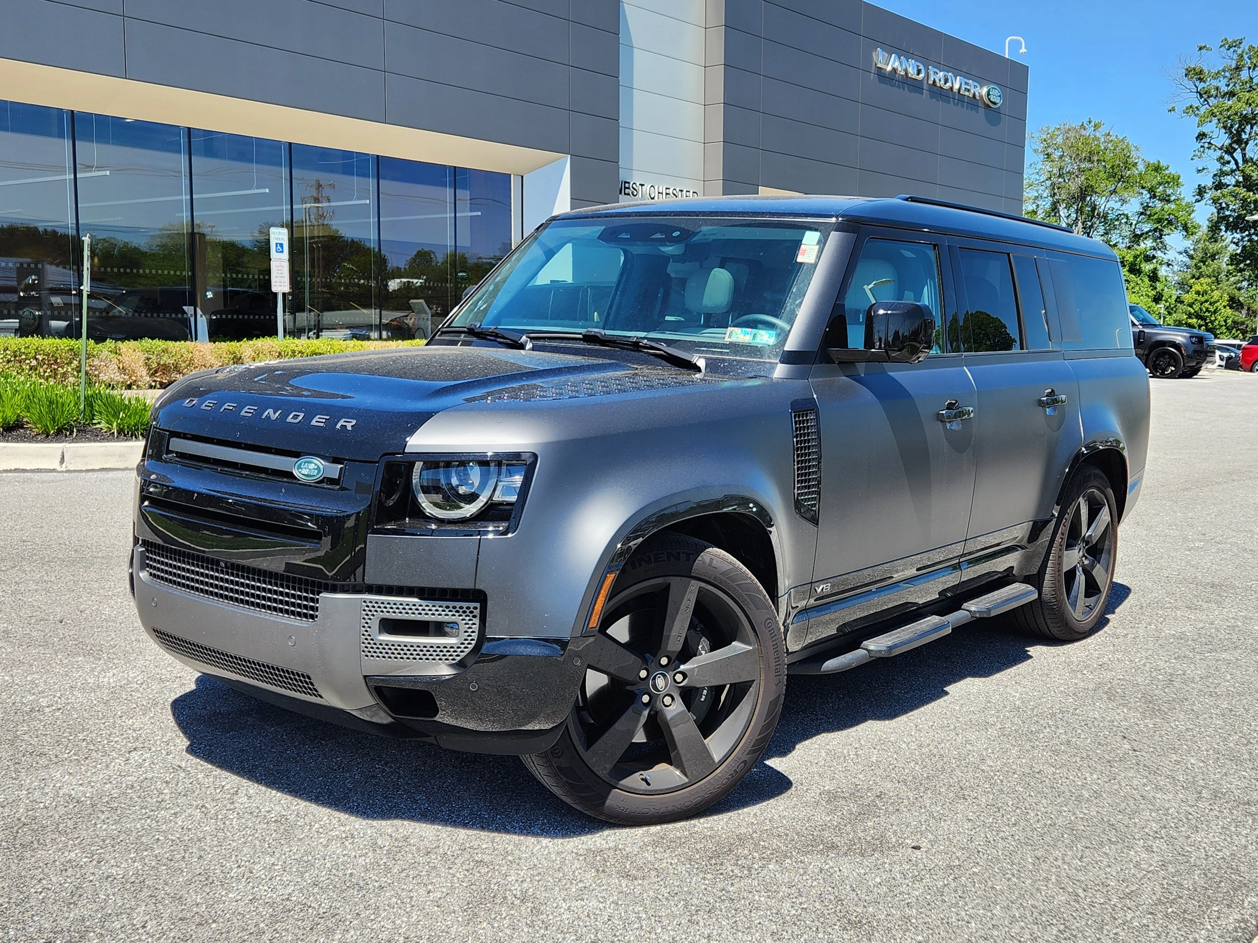 2025 Land Rover Defender 130 V8 P500's photo