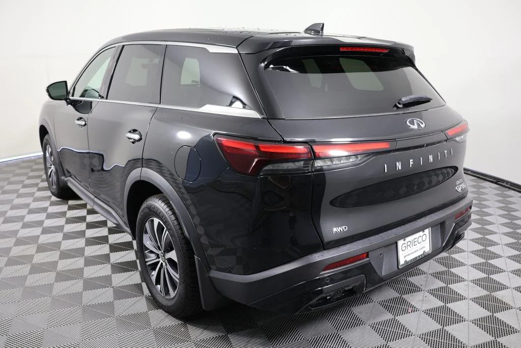 Used 2023 Black INFINITI PURE image 5