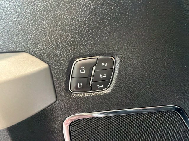 Used 2020 Black Metallic Ford Lariat image 19