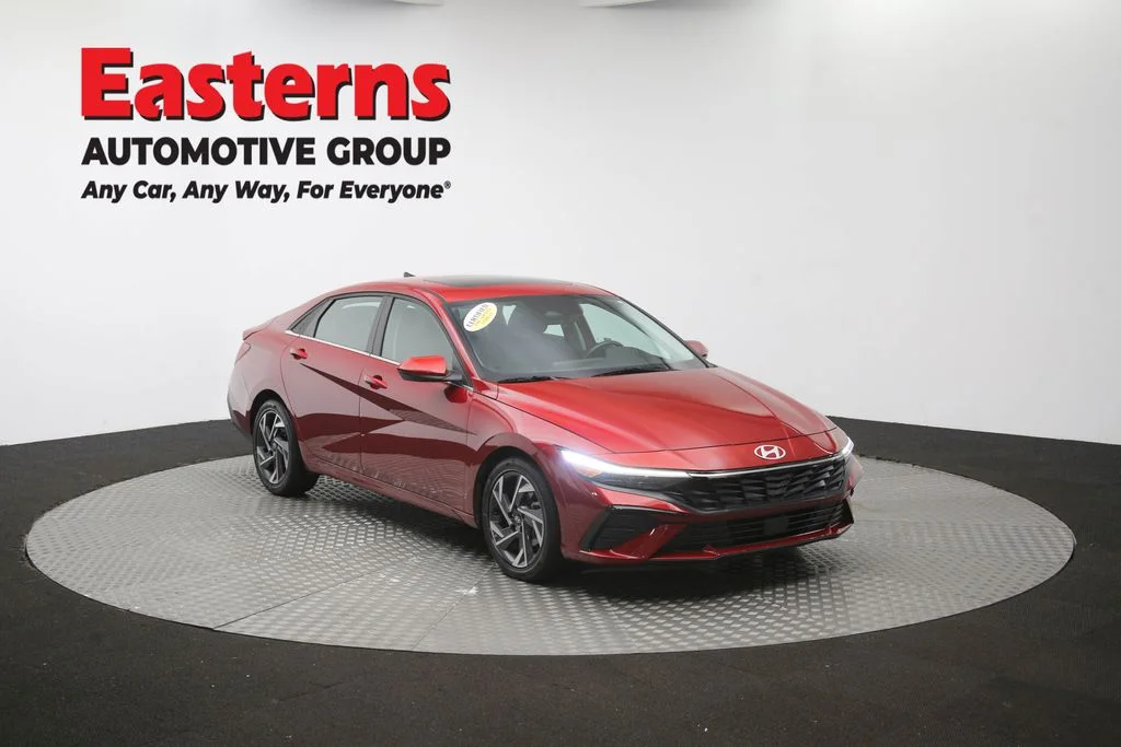 Used 2025 Red Hyundai SEL Convenience image 51