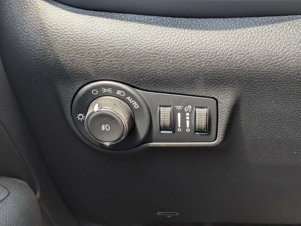 New 2026 Fathom Blue Pearl Coat Jeep Latitude image 21