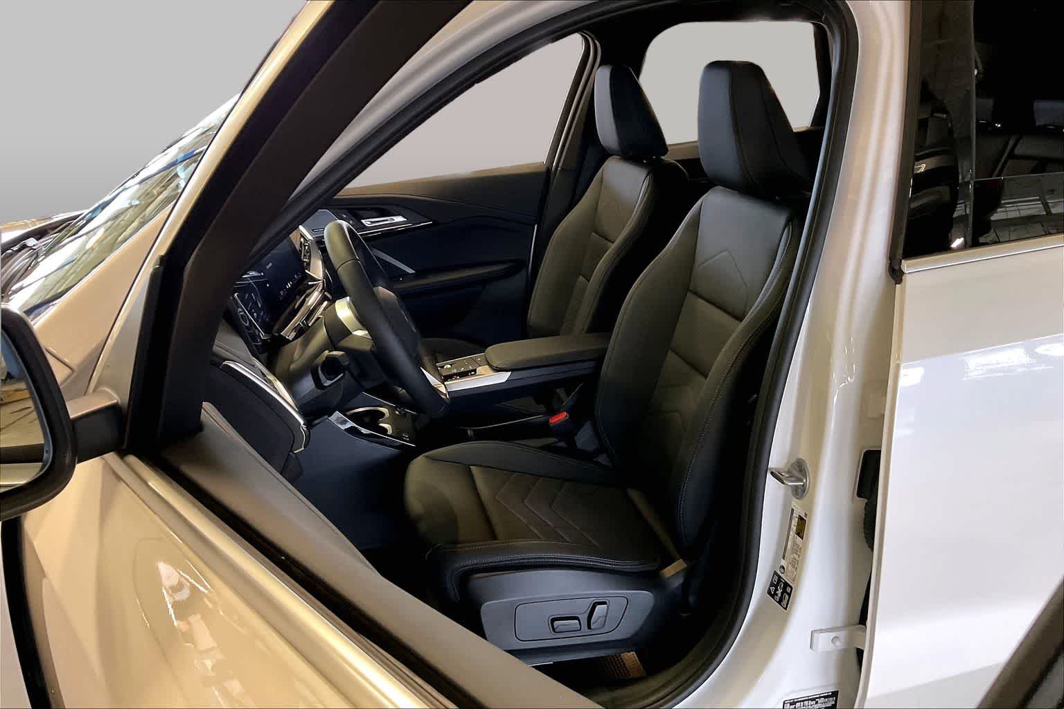 New 2026 Mineral White Metallic BMW xDrive28i image 9