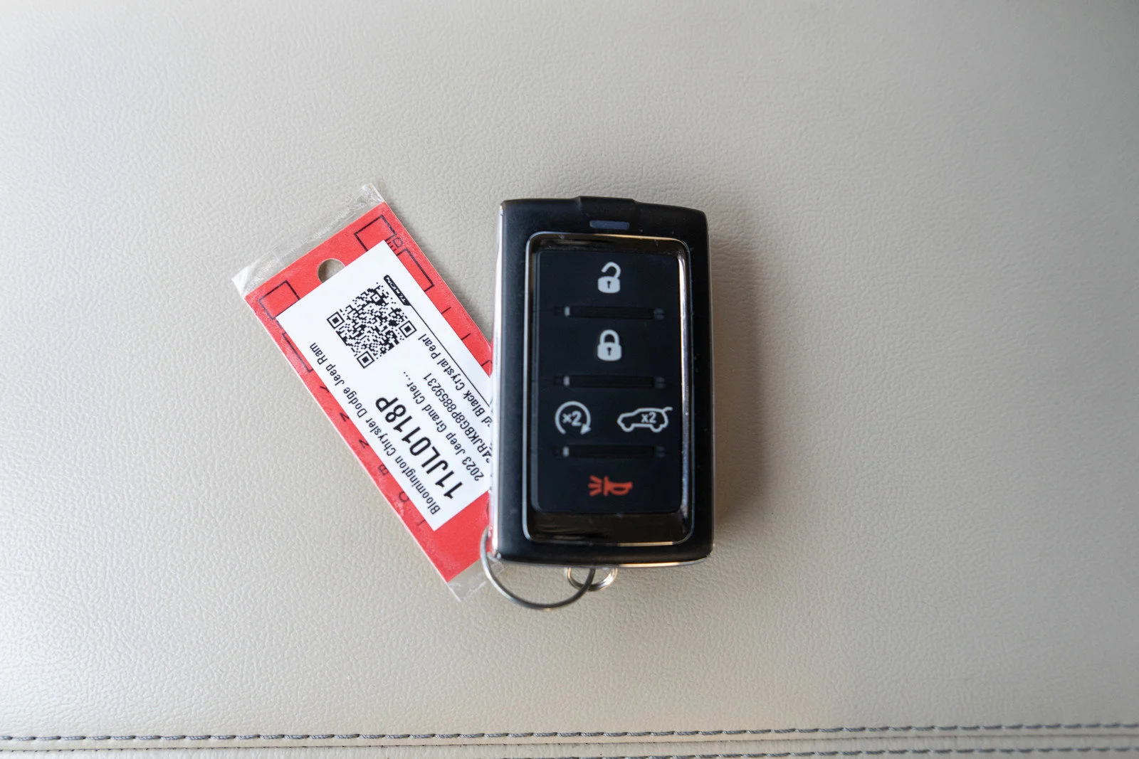 Used 2023 Diamond Black Crystal Pearlcoat Jeep Limited image 33