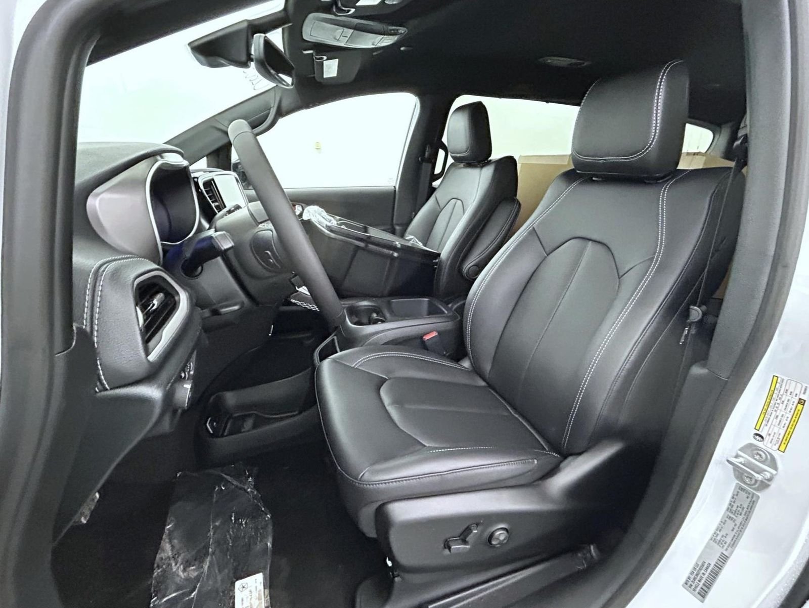 New 2026 Bright White Clear-Coat Exterior Paint Chrysler Select image 10