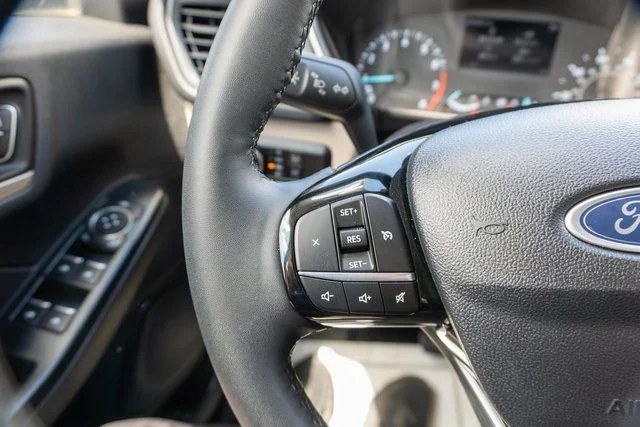Used 2022 Blue Ford SE image 19