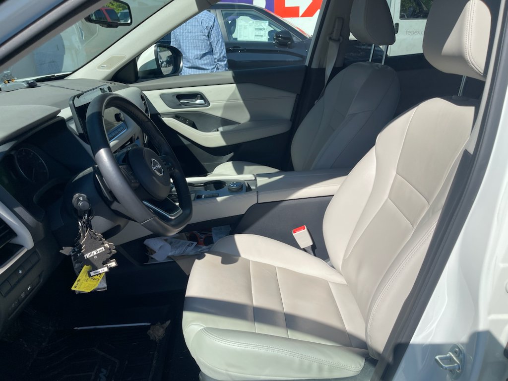 Used 2023 Pearl White Tricoat Nissan SL image 8