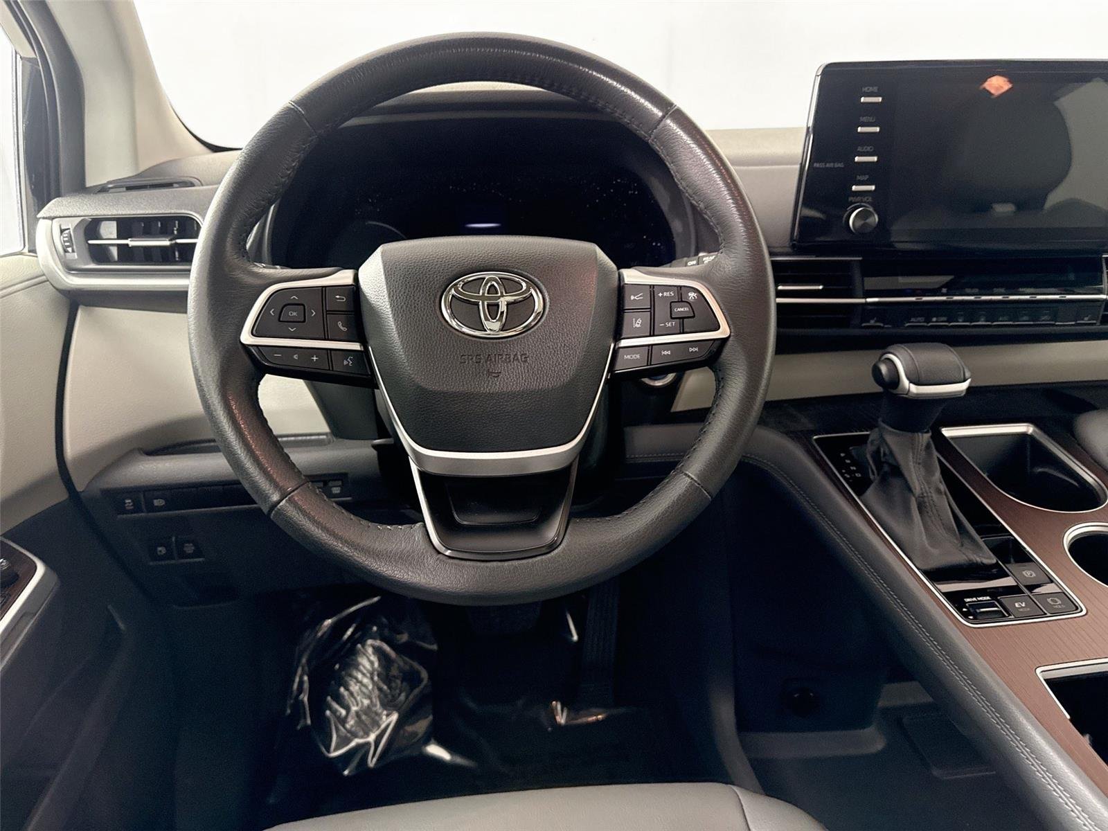 Certified Used 2024 Midnight Black Metallic Toyota XLE 8-Passenger image 31