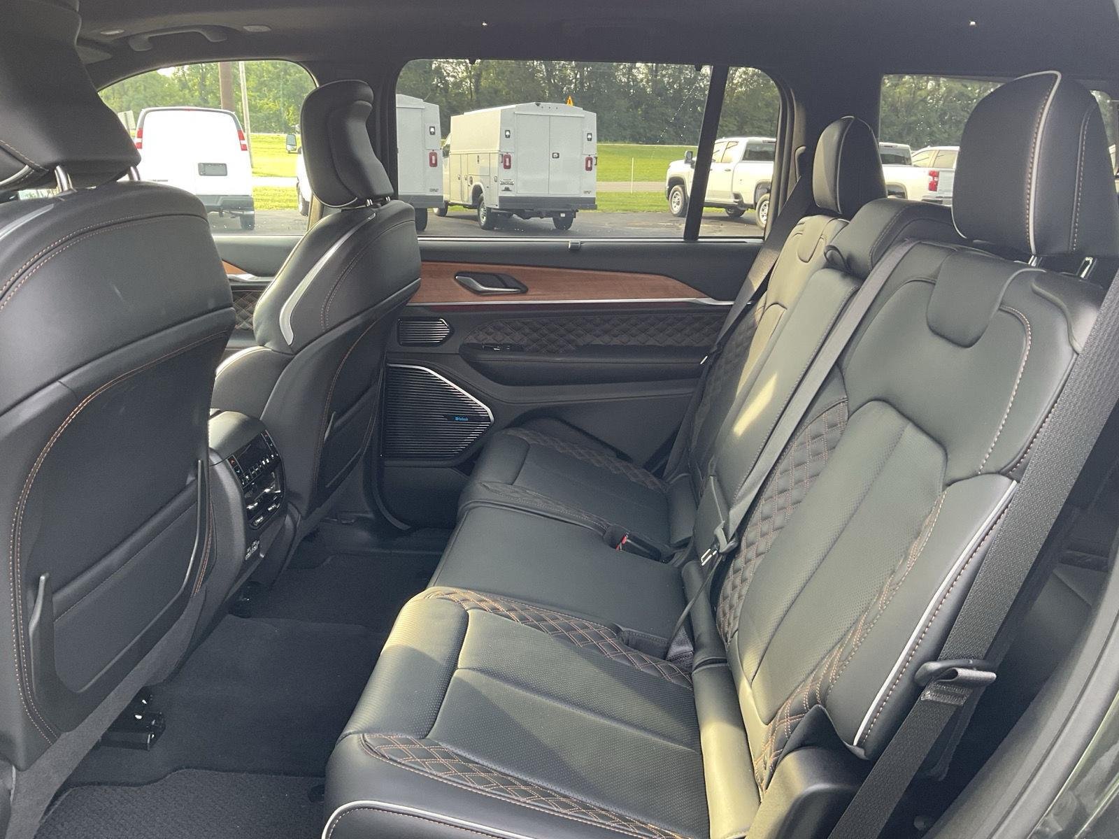Used 2025  Jeep Summit Reserve image 10