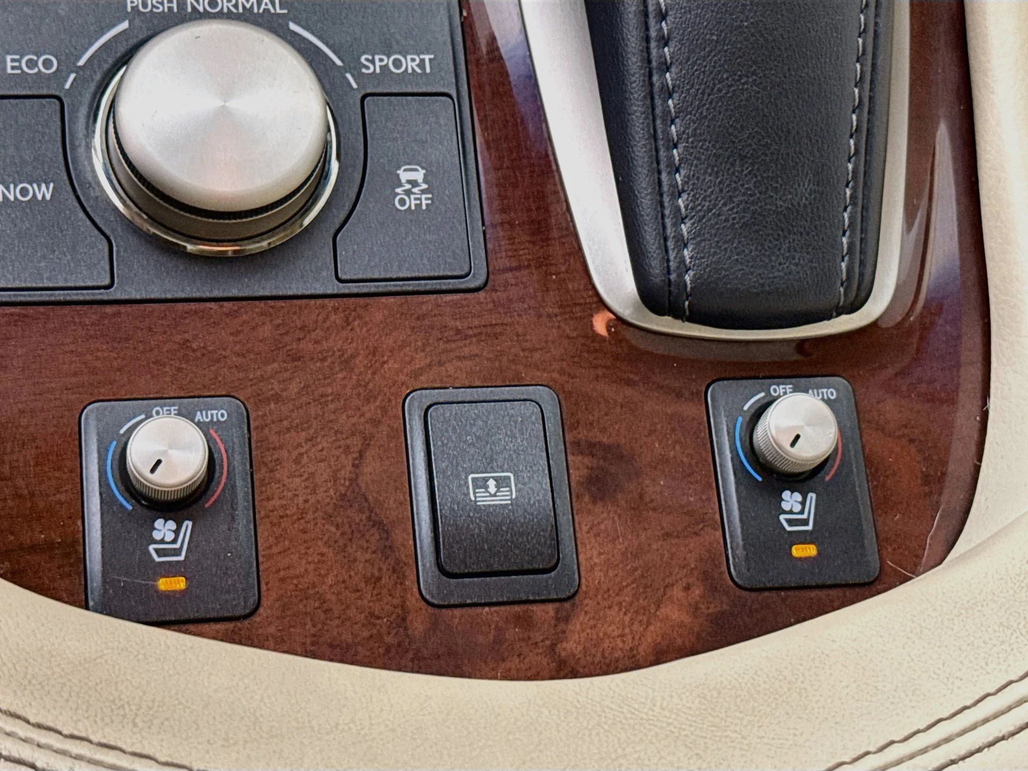 Used 2014 Starfire Pearl Lexus 460 image 23