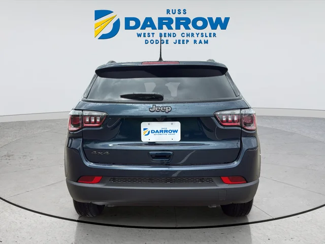 New 2026 Fathom Blue Pearl-Coat Exterior Paint Jeep Latitude image 4