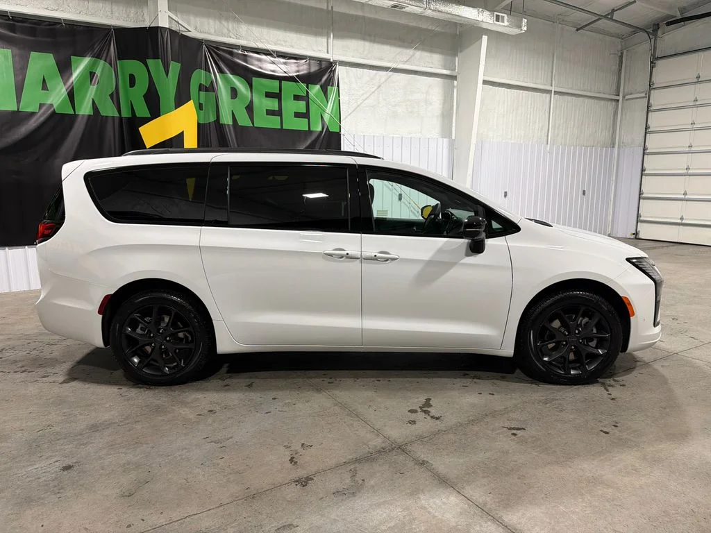 New 2027 Bright White Clear-Coat Exterior Paint Chrysler Limited image 4