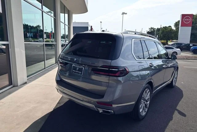 Used 2024 Gray BMW xDrive40i image 11
