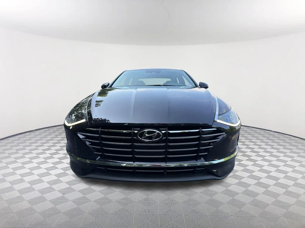 Used 2023 Blue Hyundai SE image 2