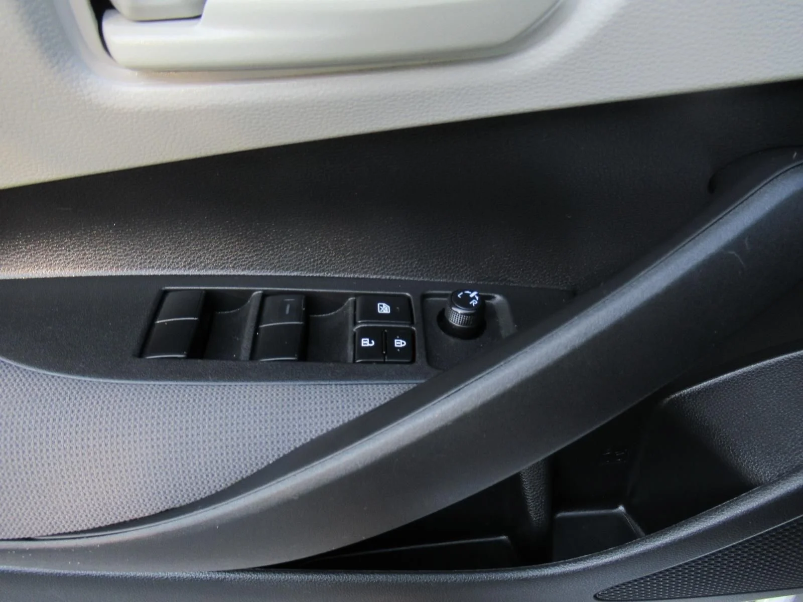 Used 2022 Silver Toyota LE image 20