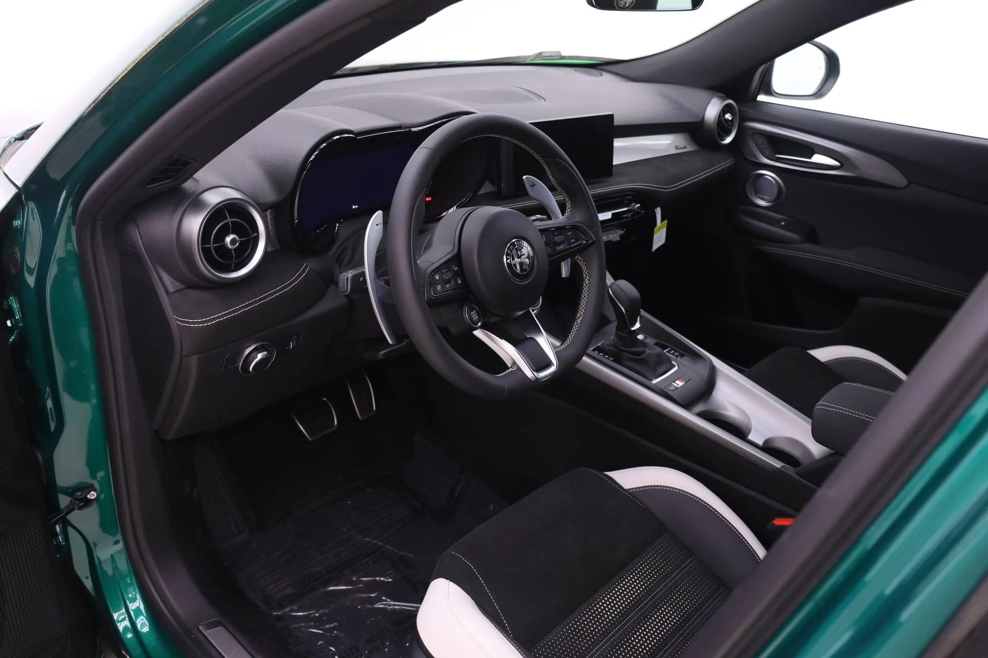 New 2026 Verde (Green) Fangio Metallic Exterior Paint Alfa Romeo Sport Speciale image 6