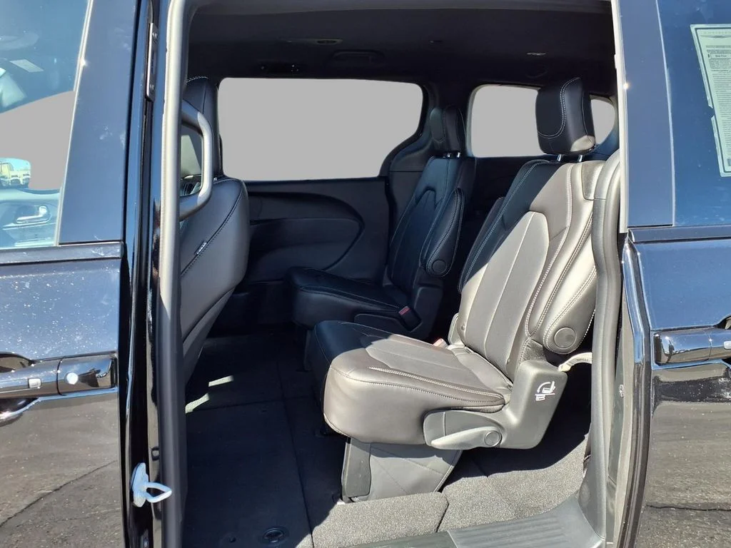 New 2026 Diamond Black Crystal Pearl-Coat Exterior Paint Chrysler Select image 26