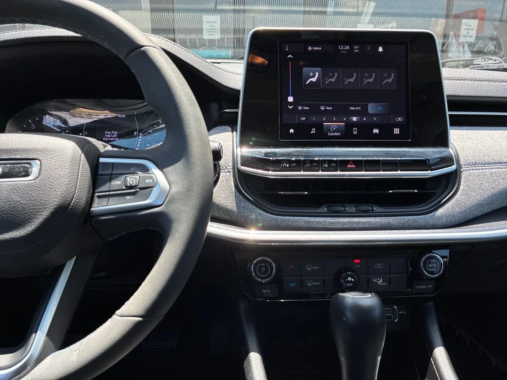 Used 2022 Gray Jeep Latitude image 18