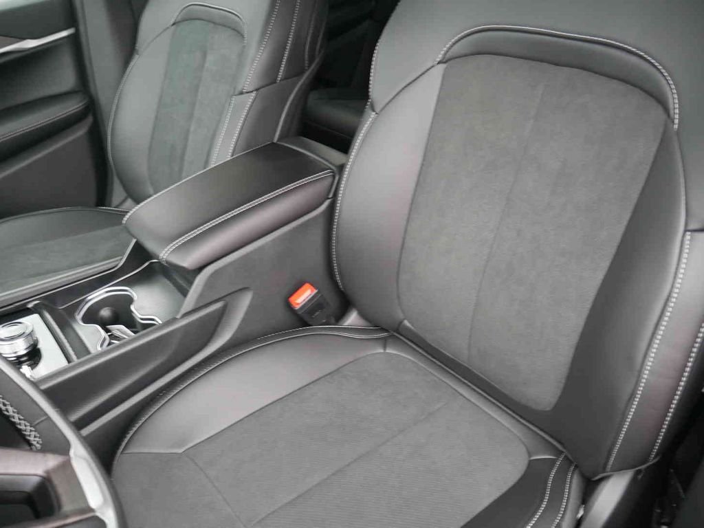 New 2026 Baltic Gray Metallic Clear-Coat Exterior Paint Jeep Laredo image 23