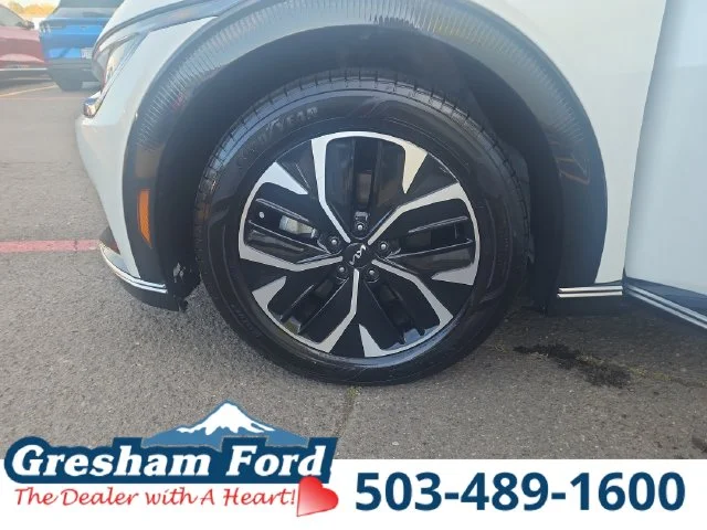 Used 2023 Snow White Pearl Kia Wind image 32