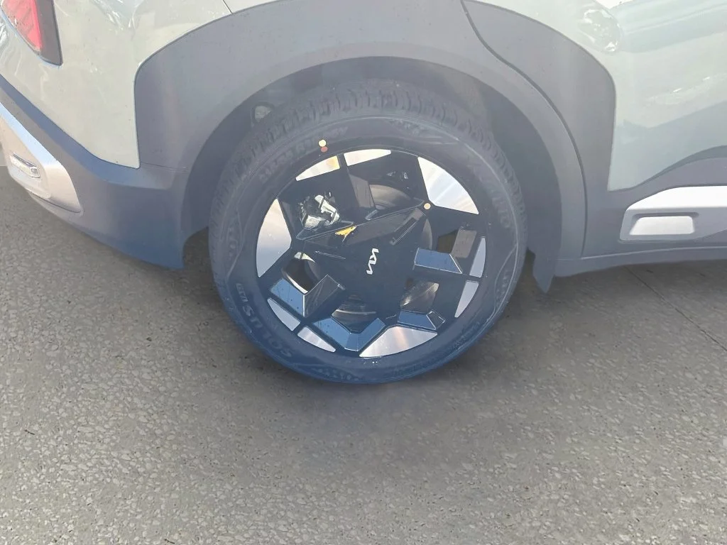 New 2027 Iceberg Green Kia S image 28