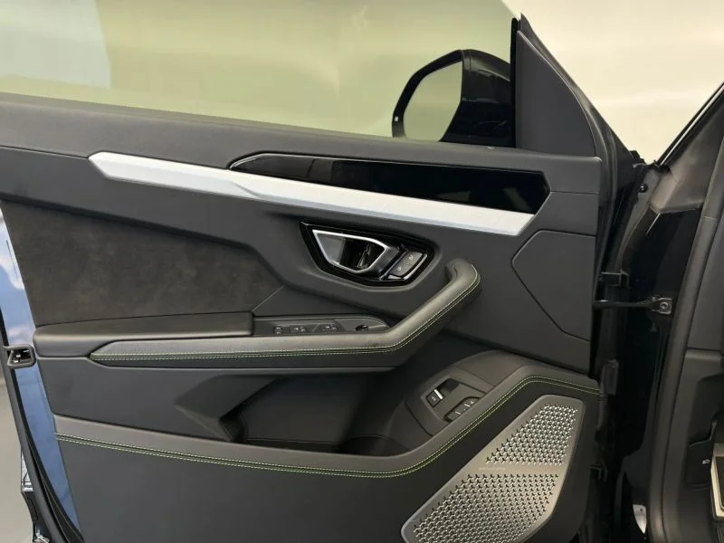 Used 2022  Lamborghini Sport Utility 4D image 25