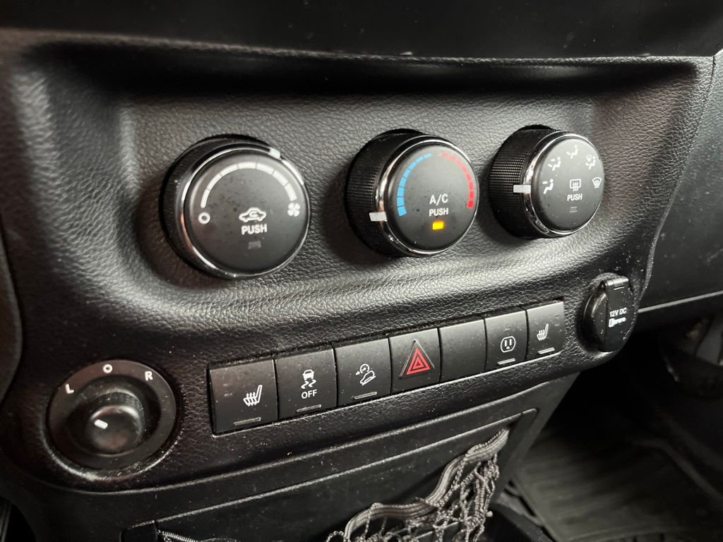 Used 2014 Billet Metallic Clearcoat Jeep Unlimited Sahara image 32
