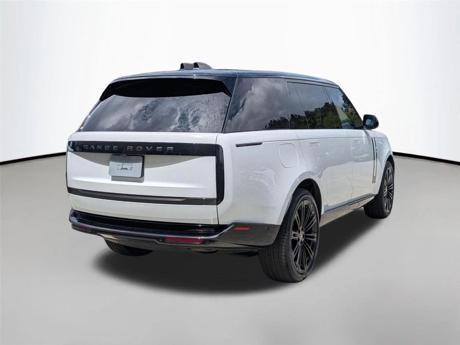 Used 2025 Fuji White Land Rover SE image 5