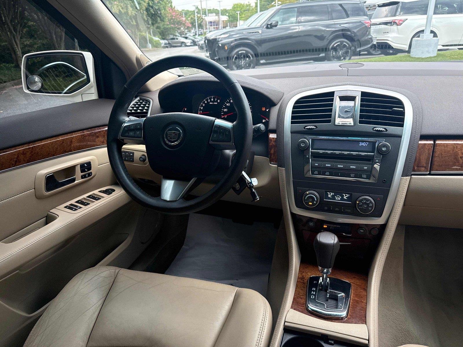 Used 2009 White Diamond Tricoat Cadillac AWD image 14