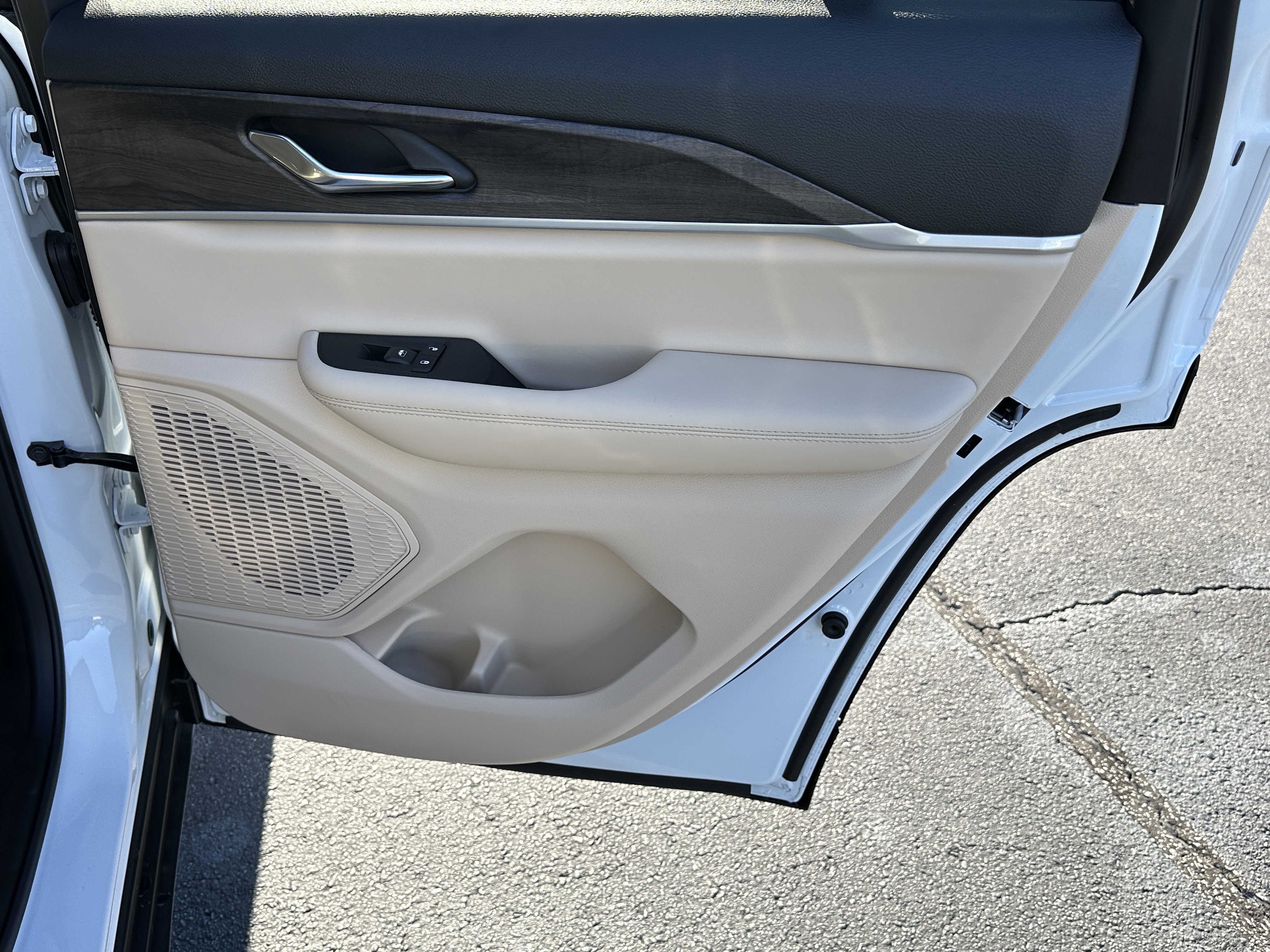 New 2025 Bright White Clear-Coat Exterior Paint Jeep Limited image 17