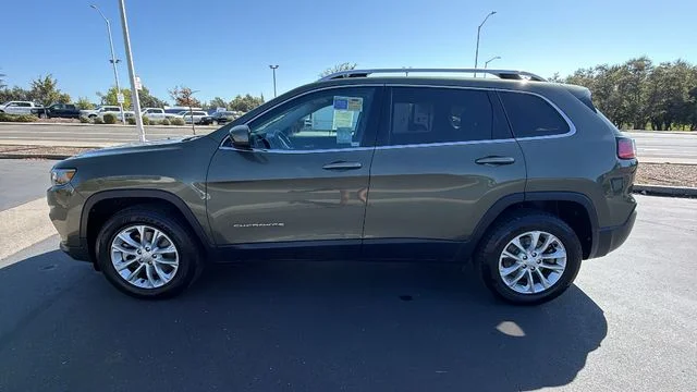 Used 2019 Green Jeep Latitude image 7