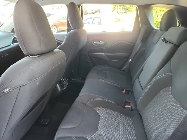 Used 2020 Red Jeep Latitude image 17