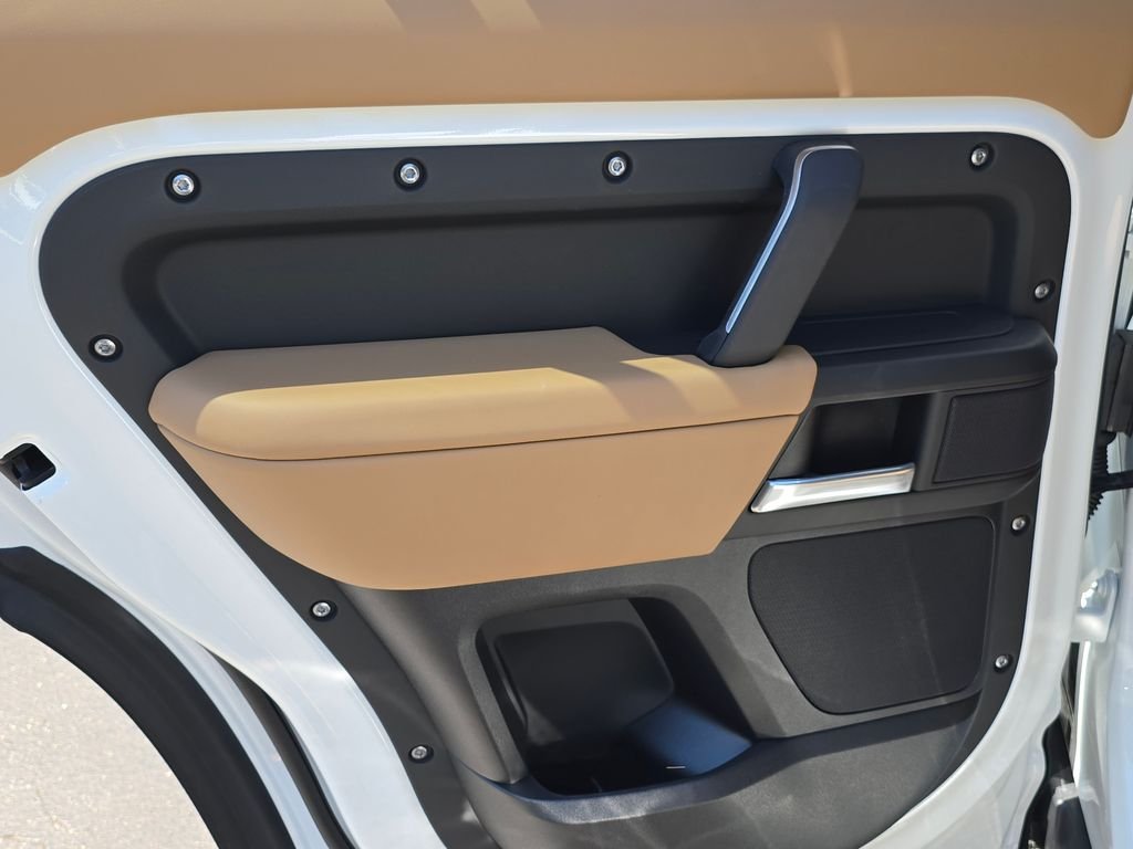 New 2026 Fuji White Land Rover X-Dynamic SE image 23