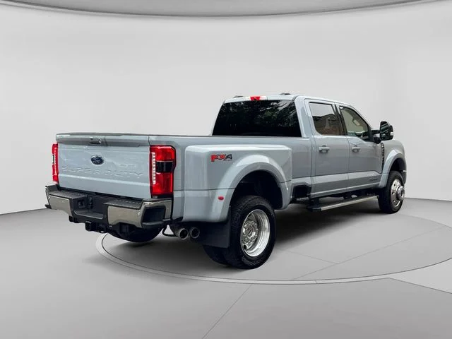 Used 2025  Ford Lariat image 5