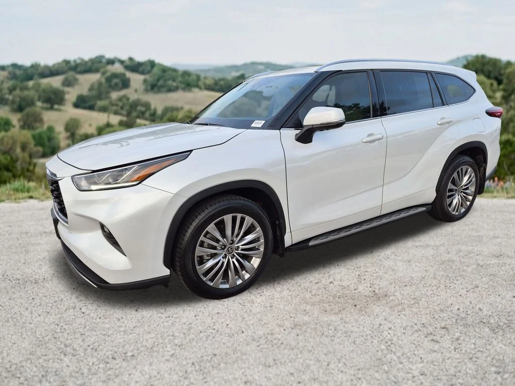 Used 2022  Toyota Platinum image 3