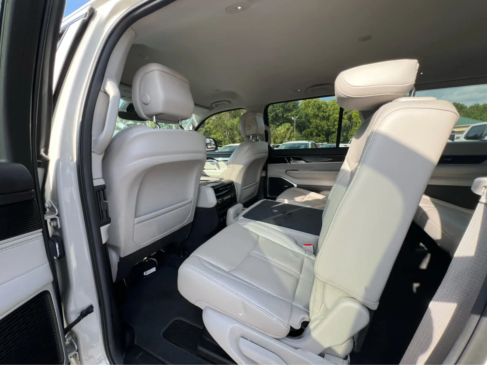 Used 2022 Pearl Jeep Series I image 6