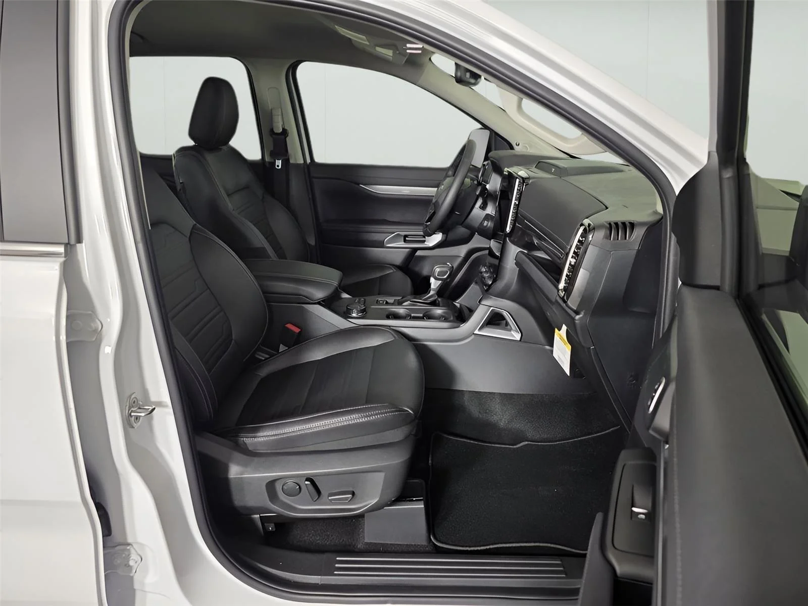 Used 2025 Oxford White Ford LARIAT image 24