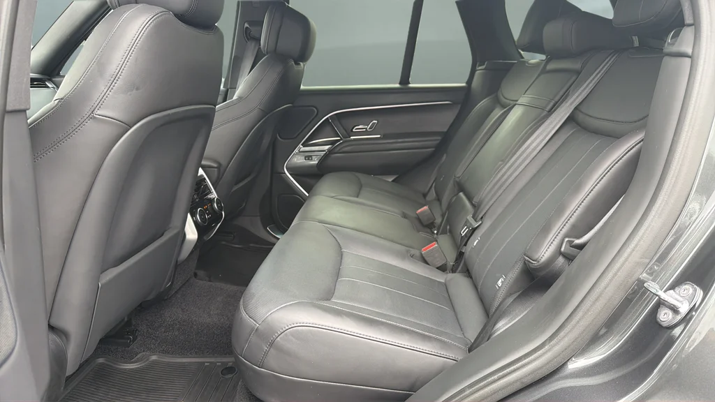 Used 2023  Land Rover SE image 19