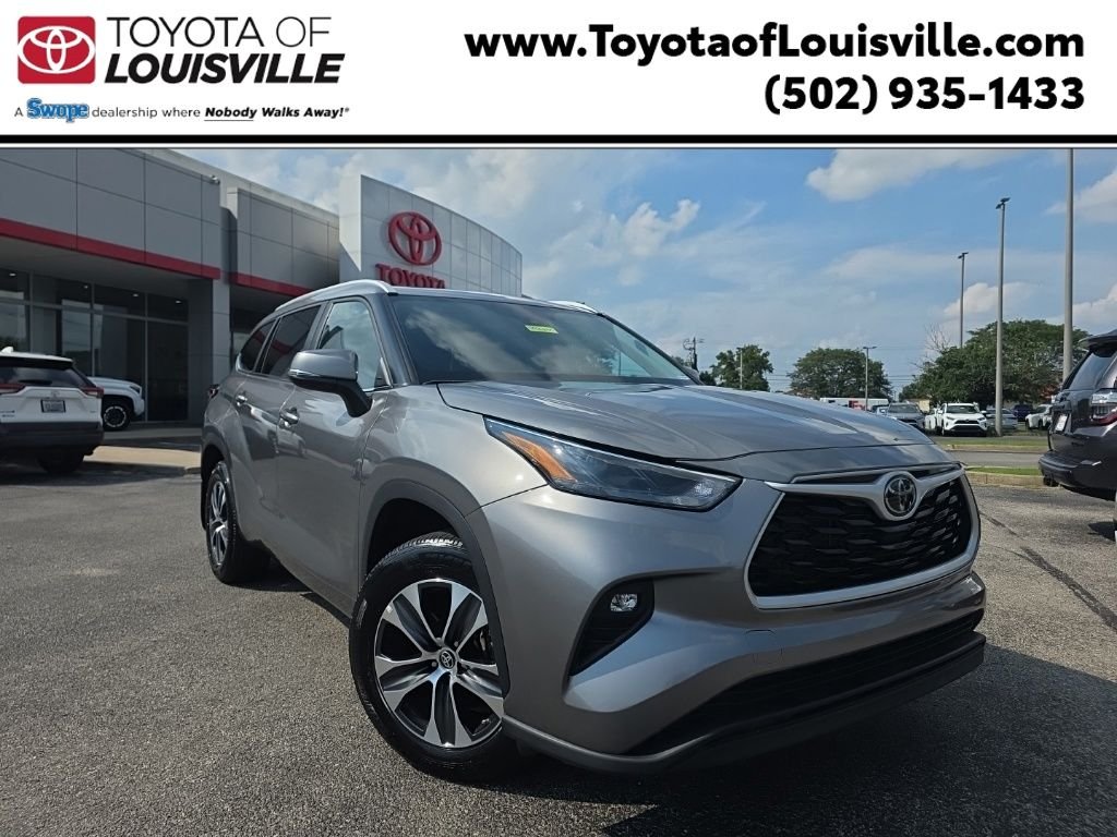 Used 2025  Toyota XLE image 1