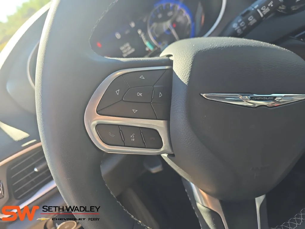 Used 2025 Bright White Clearcoat Chrysler Select image 18