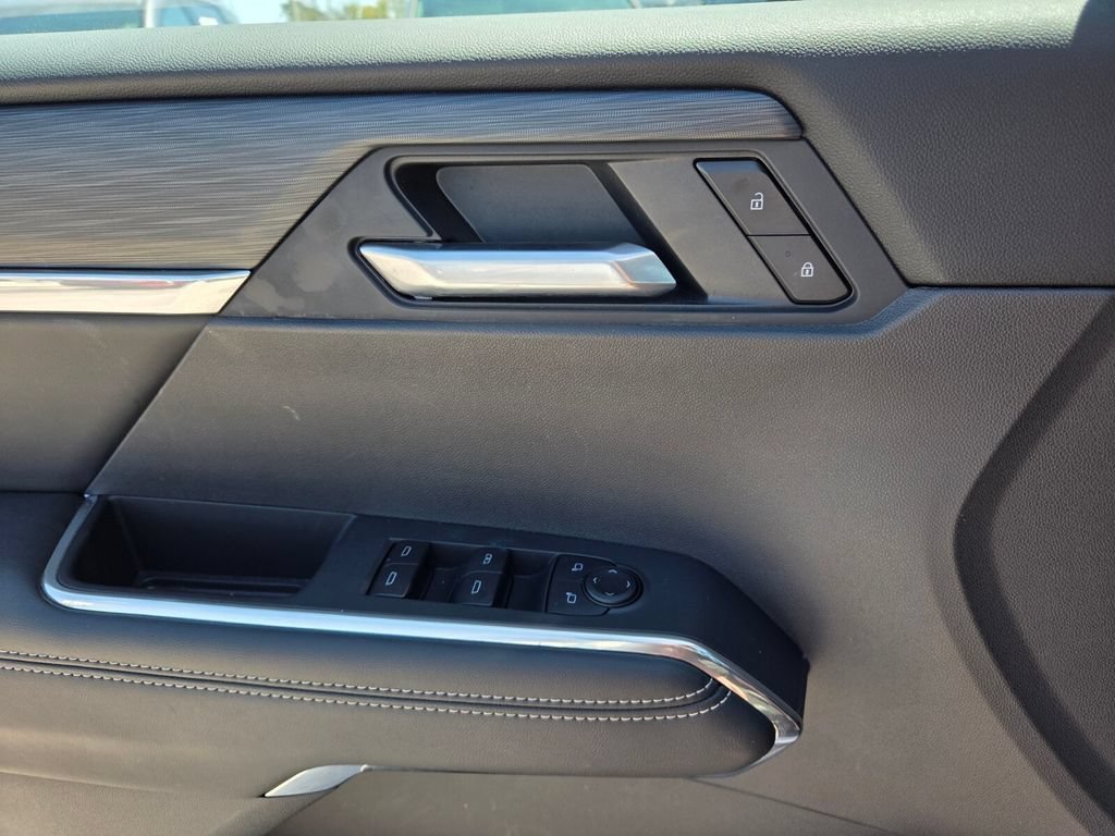 Used 2025 Summit White GMC FWD Elevation image 23