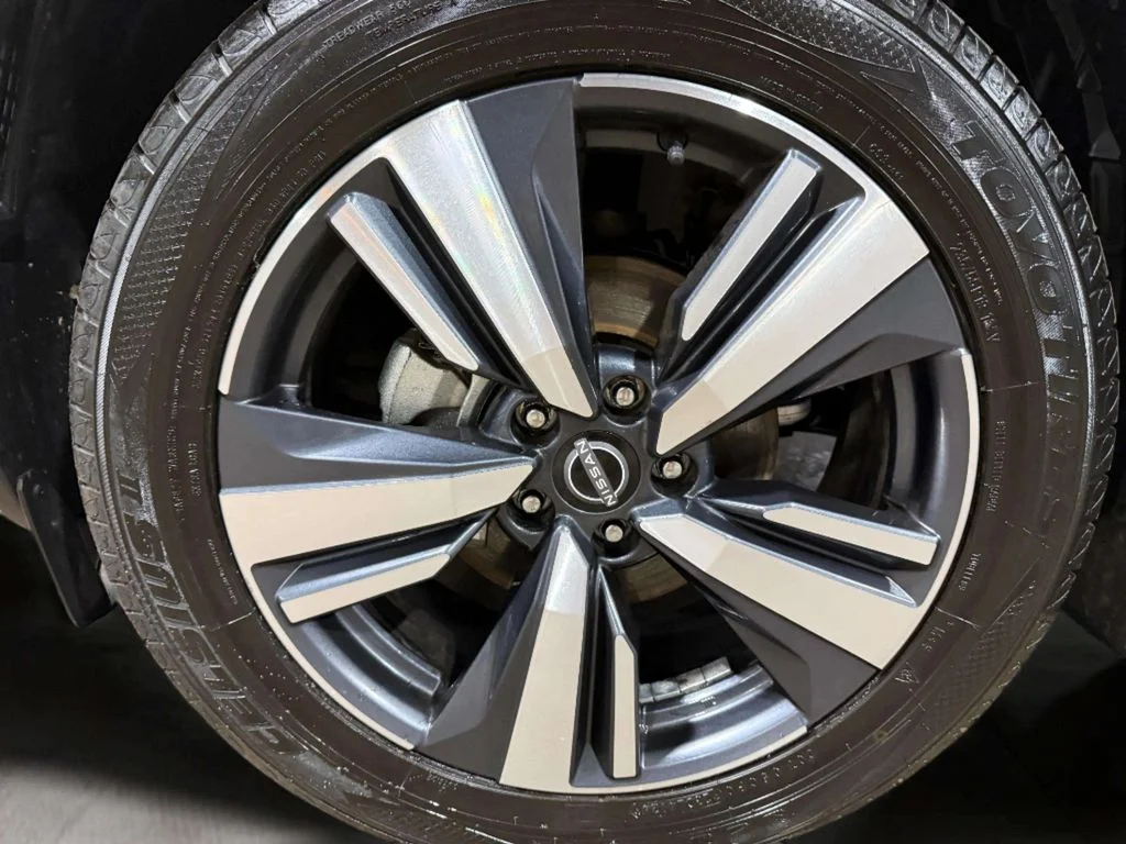 Certified Used 2023 Pearl White Tricoat/Super Black Nissan SL image 36