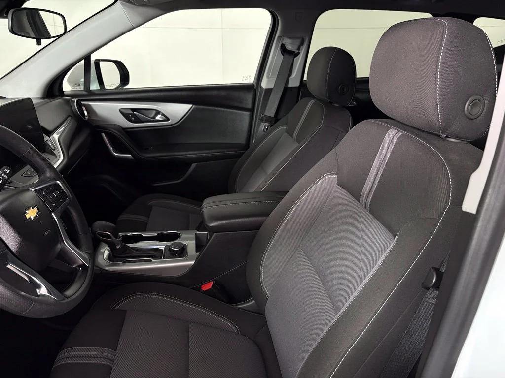 Used 2025 White Chevrolet LT image 17