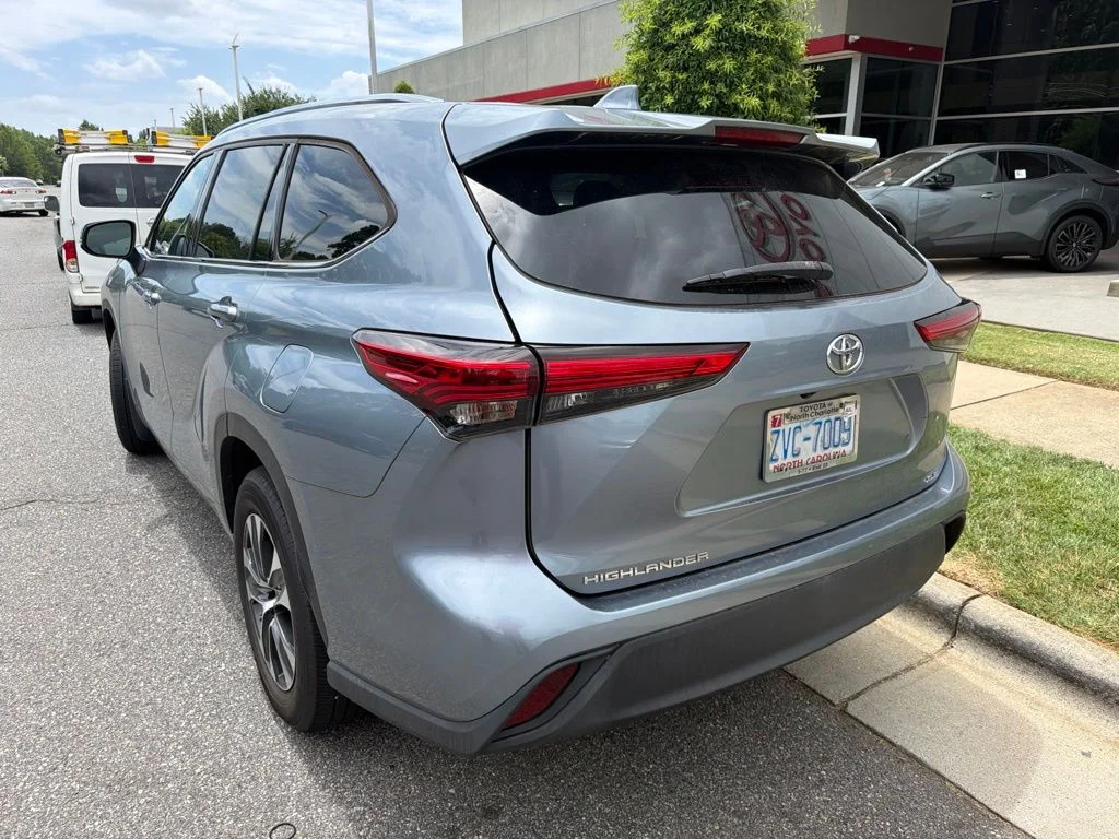 Used 2020  Toyota XLE image 3
